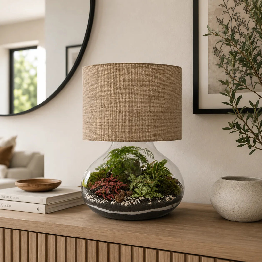 Lamparium Flora XXL con paralume in juta posizionato su una madia in legno in un soggiorno moderno, ideale come lampada decorativa e terrarium d&