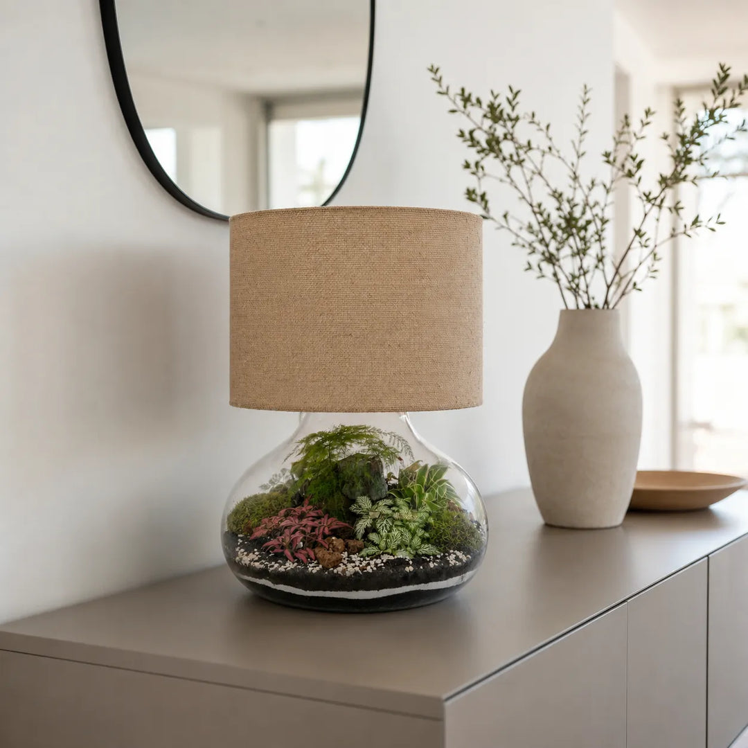 Lampada terrarium Lamparium Flora XXL con paralume in juta su una credenza moderna, complemento d&