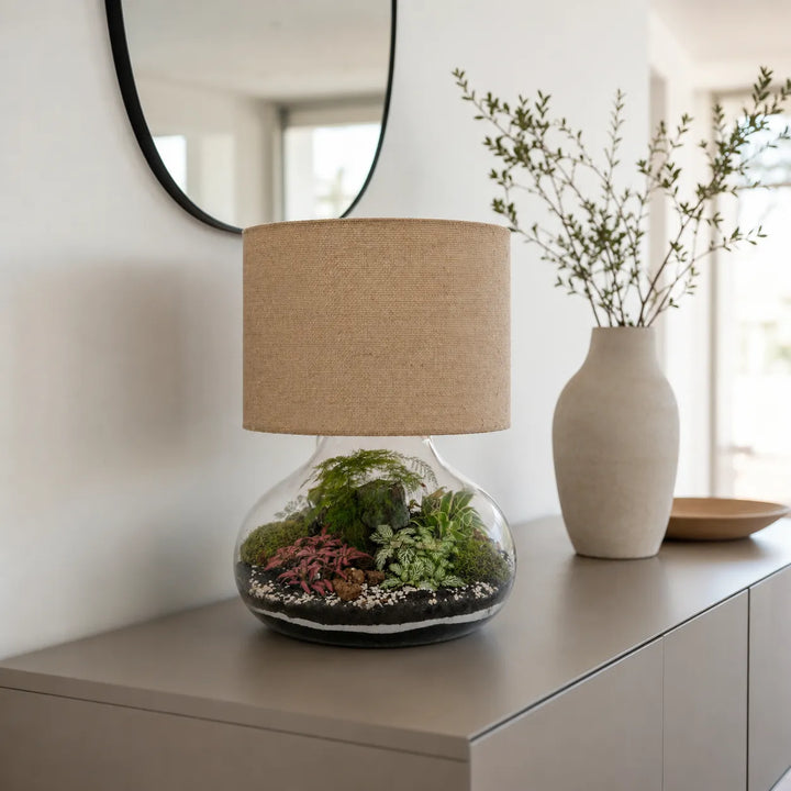 Lampada terrarium Lamparium Flora XXL con paralume in juta su una credenza moderna, complemento d&