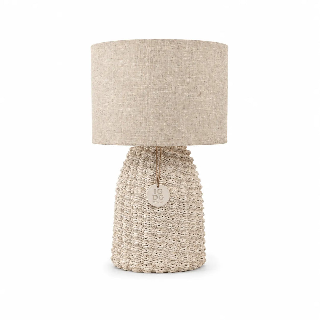 lume in argilla bianca di nome fira con cappello beige chiaro .