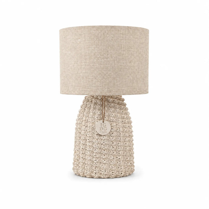 lume in argilla bianca di nome fira con cappello beige chiaro .