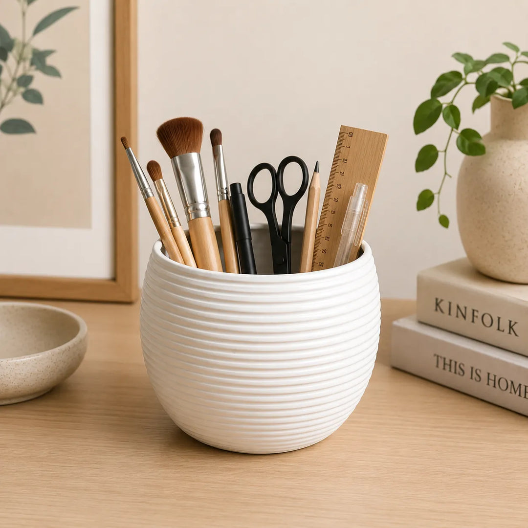 Vaso Sally bianco in ceramica utilizzato come portapenne e porta accessori da scrivania, con pennelli, forbici e cancelleria in ambiente dallo stile nordico.