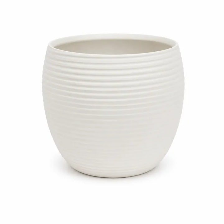 Vaso Sally bianco in ceramica dal design tondeggiante con elegante texture rigata orizzontale, ideale per piante da interno, composizioni floreali e decorazioni moderne.