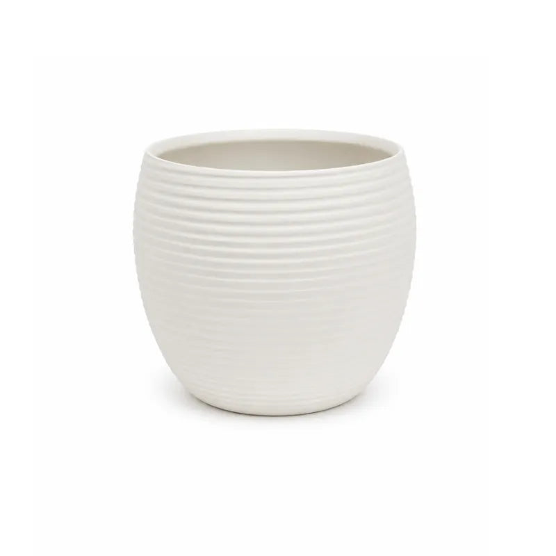 Vaso Sally bianco in ceramica dalla forma tondeggiante con eleganti righe orizzontali in rilievo, ideale per piante da interno e decorazioni moderne.