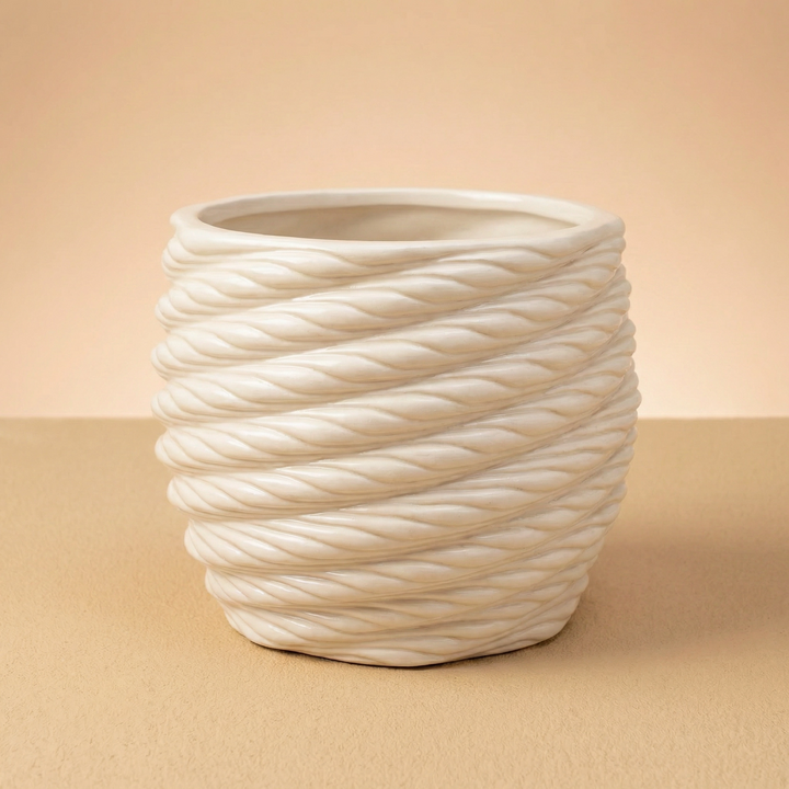 Vaso in argilla Carina con texture intrecciata su sfondo beige per piante da interno