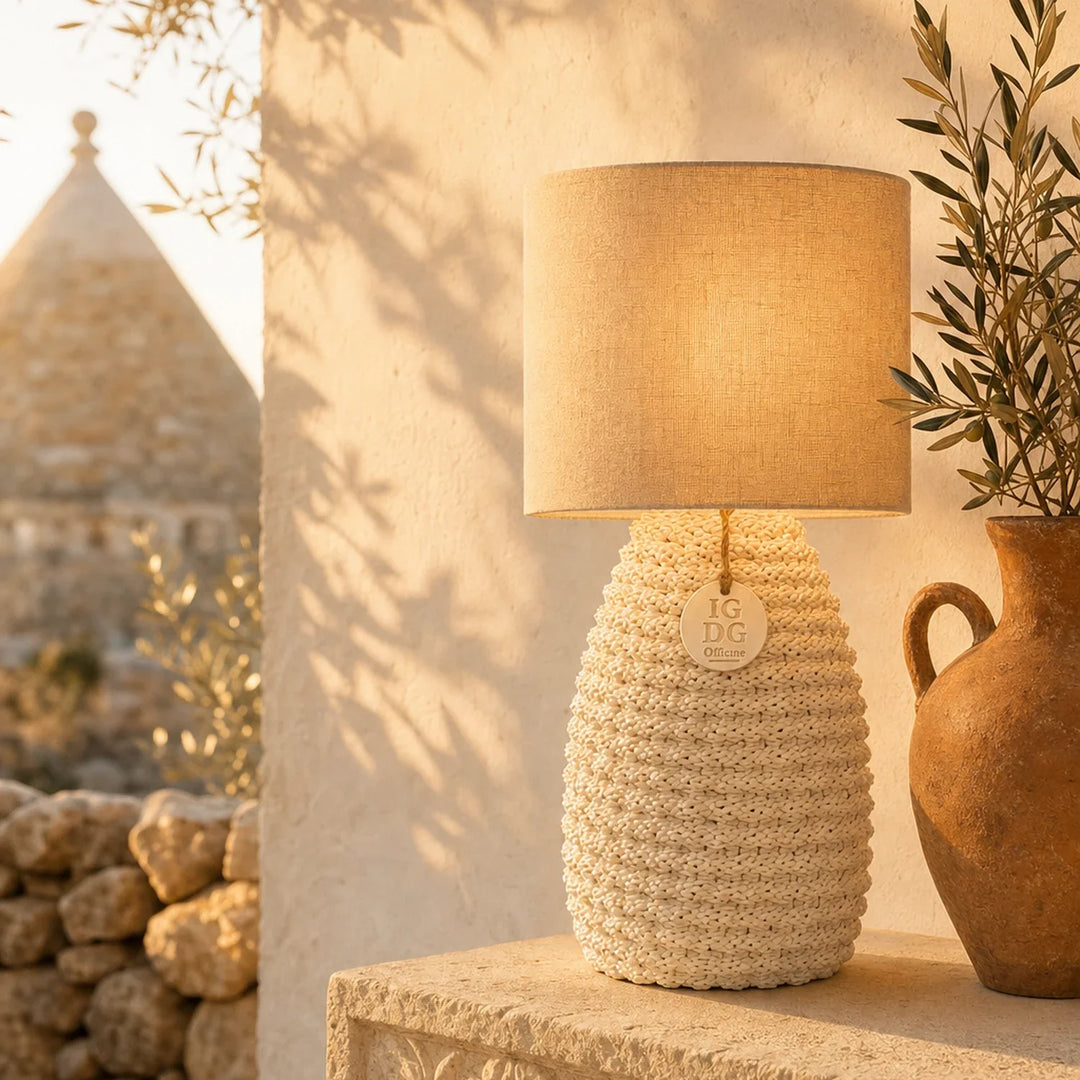 Lume in argilla bianca con cappello in Juta  atmosferta Puglia