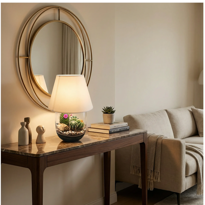 Lampada terrarium con cactus e piante grasse inserita su una consolle moderna, ideale come complemento d&