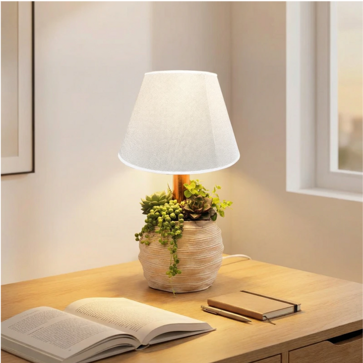 Lampada da tavolo con base decorativa e piante succulente. Ideale per arredare casa con uno stile moderno e naturale, perfetta per scrivania, libreria o comodino.